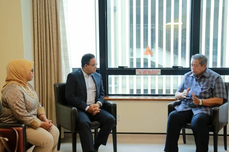 Anies Baswedan besuk Ani Yudhoyono di Singapura