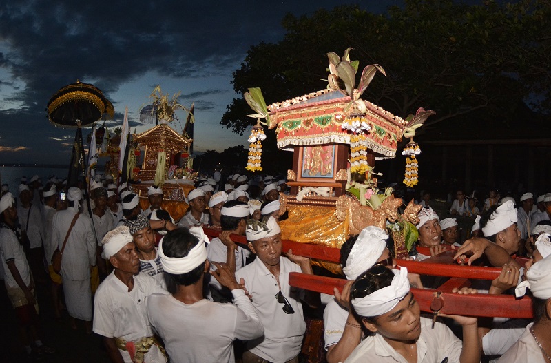 Ribuan umat Hindu melakukan upacara ritual Melasti
