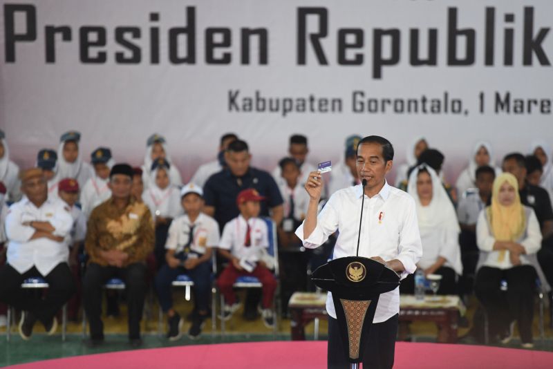 Menguji kesaktian janji tiga kartu baru Jokowi