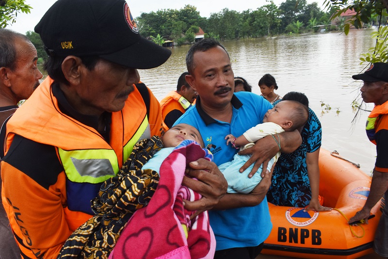 Banjir Madiun meluas, 8 kecamatan terendam dan ribuan orang mengungsi
