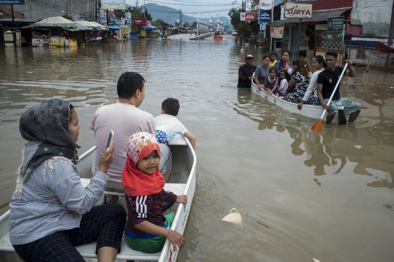Terbiasa, ribuan warga Bandung terdampak banjir tak mengungsi