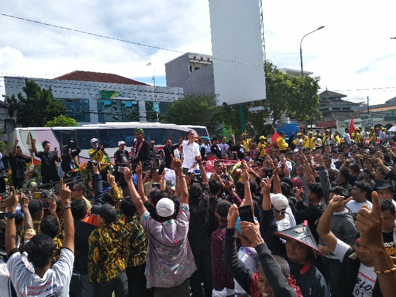 Naik kereta kuda, Jokowi sapa warga Banten 