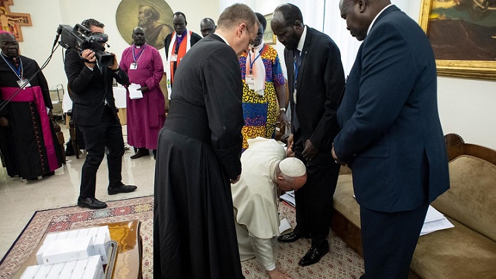 Cium sepatu pemimpin Sudan Selatan, Paus: Jaga perdamaian