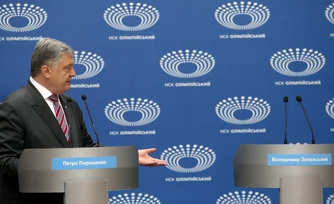 Capres petahana Ukraina debat dengan podium kosong 