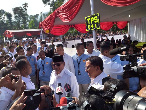 Hadir di TPS 041, Prabowo mengaku belum sarapan 