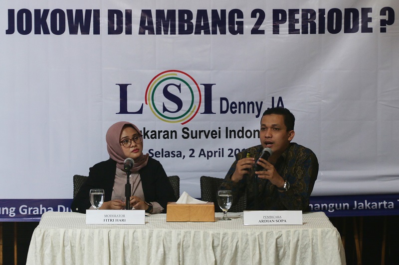 Exit poll LSI Denny JA: Jokowi-Ma'ruf Amin menang 56,4%