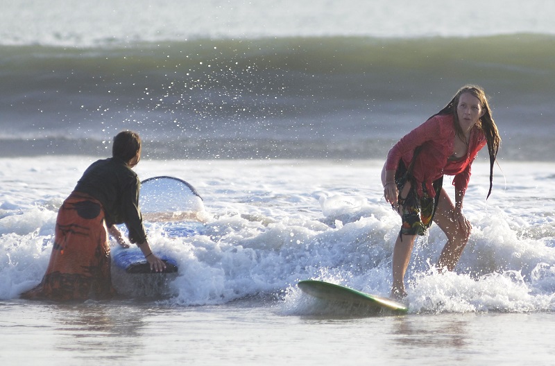Surfer bule wanita juga peringati Hari Kartini dengan berkebaya