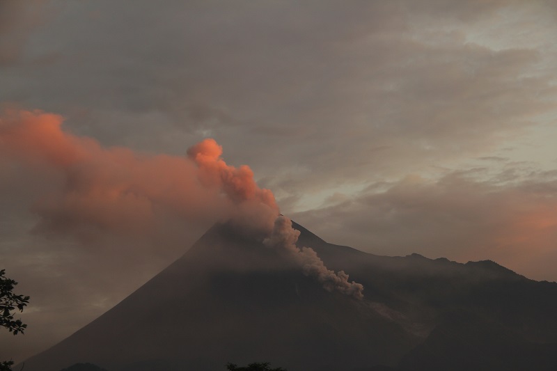 Tiga gunung meletus, masyarakat diimbau tidak panik