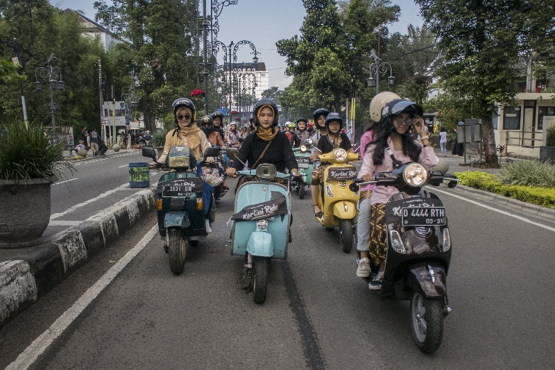 Peringati Hari Kartini, perempuan berkebaya naik vespa 