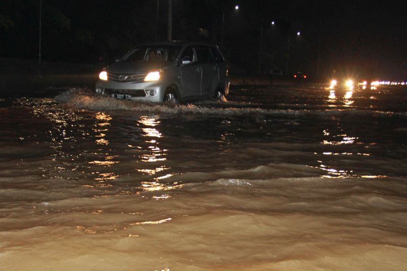 Banjir Pasuruan ganggu arus transportasi di Jawa Timur