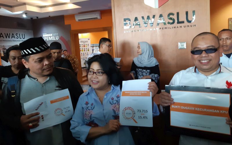 Bawa ribuan dokumen, kubu Prabowo tuntut Situng dihentikan 