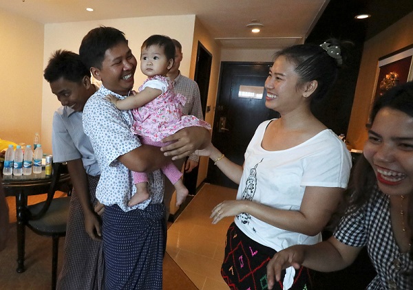Myanmar bebaskan dua jurnalis Reuters