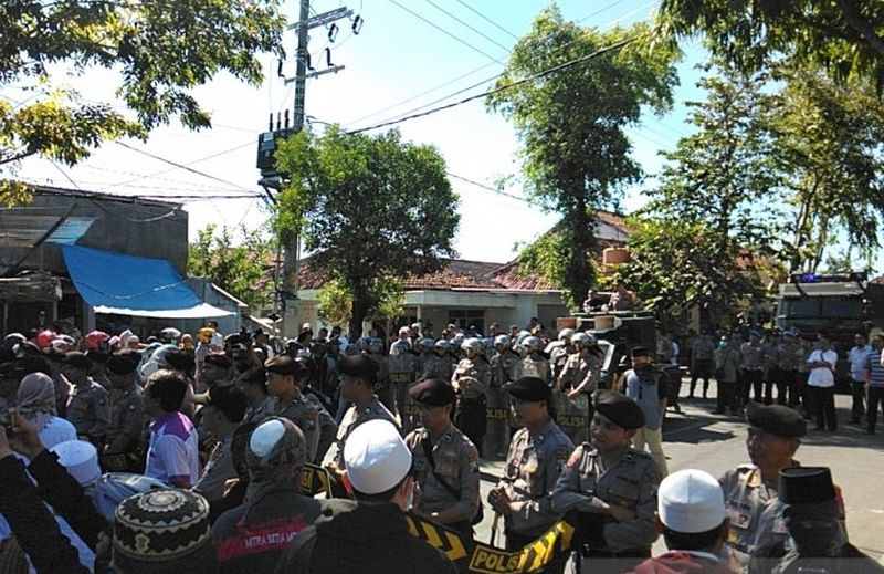 Massa pendukung Prabowo bawa bambu runcing ke Mapolres Pamekasan
