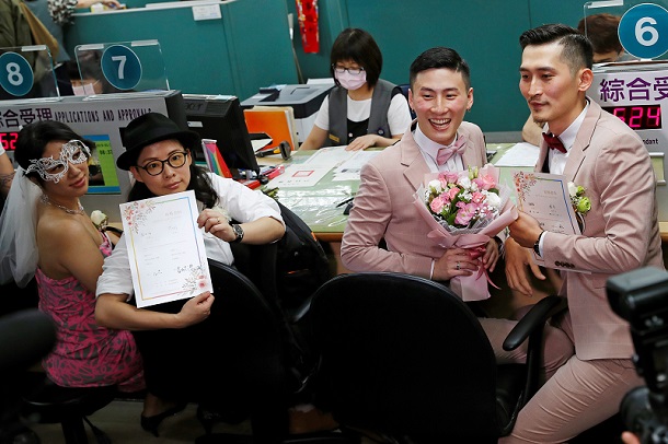 Taiwan gelar pernikahan sesama jenis perdana