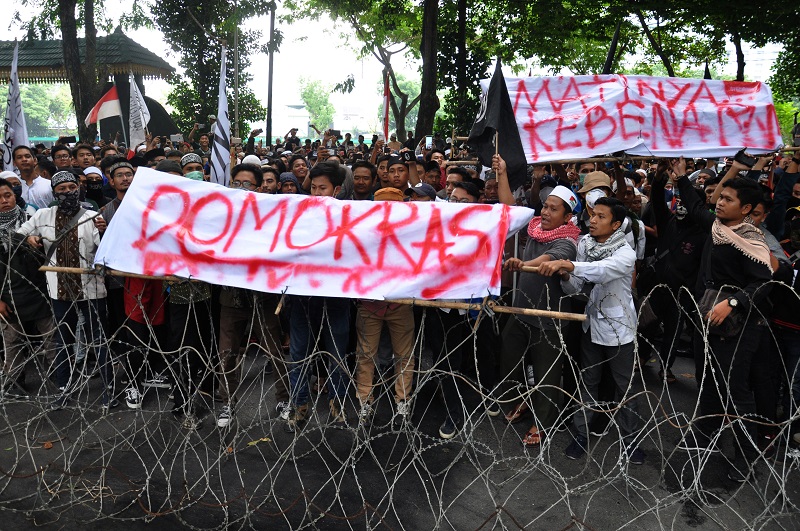 TNI-Polri redam unjuk rasa ricuh di DPRD Sumut