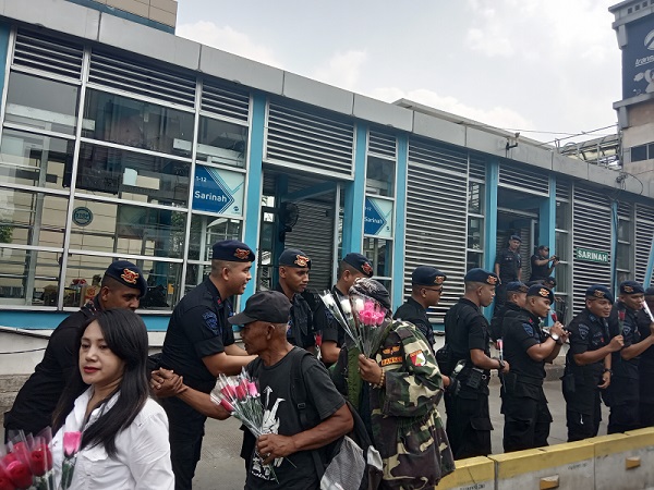 Bunga mawar untuk polisi pascaaksi 22 Mei