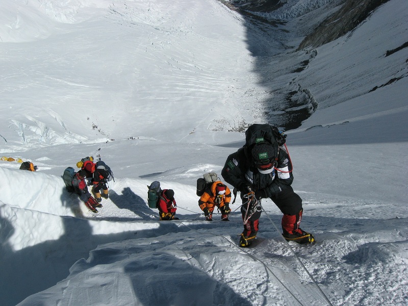Antrean ke puncak Everest mengular, 10 pendaki tewas