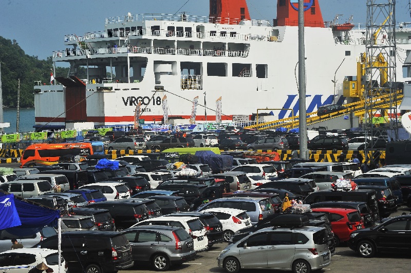 Dermaga Eksekutif Pelabuhan Merak dipadati penumpang 
