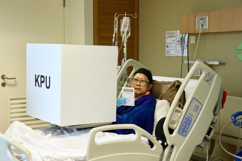 Kondisi menurun, keluarga bergantian jaga Bu Ani di ruang ICU