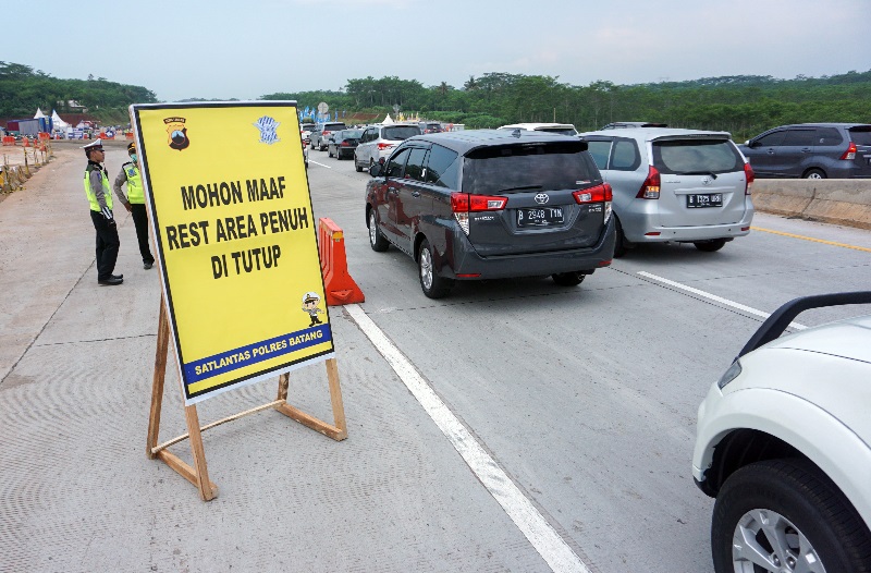 Lalu lintas Tol Jakarta-Cikampek tersendat jelang rest area