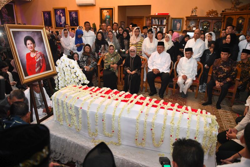 Para pelayat terus berdatangan melayat Ani Yudhoyono