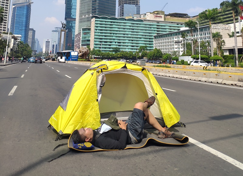 Foto-foto #JakartaSepi sampai bisa camping di jalan raya