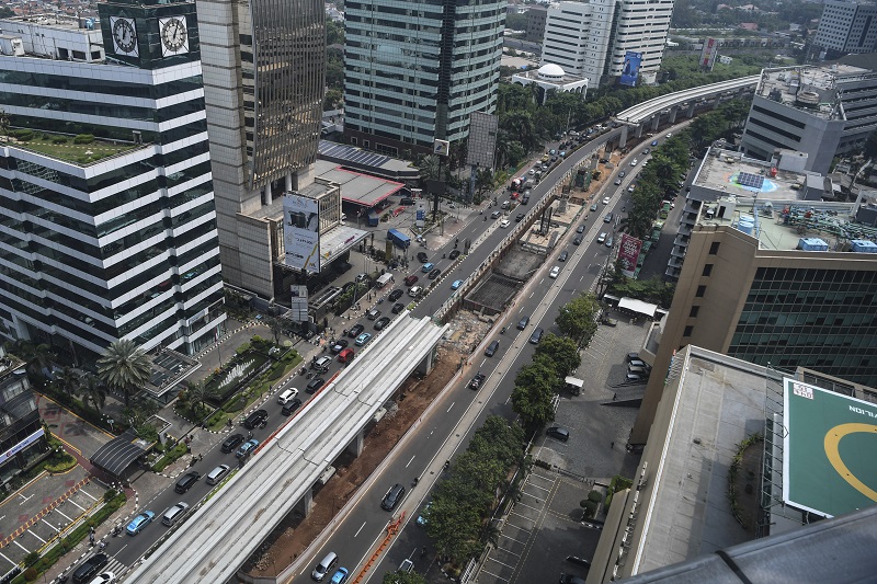Jalanan Jakarta yang ditutup akibat proyek LRT