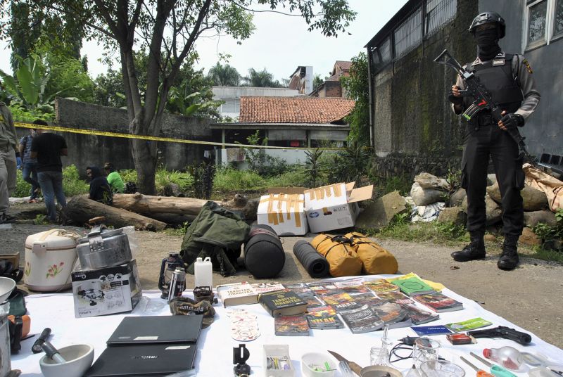 Densus 88 tangkap empat terduga teroris di Bekasi