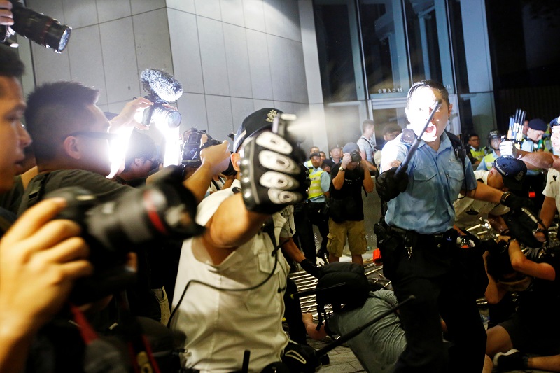 Protes ricuh, polisi Hong Kong gunakan gas air mata