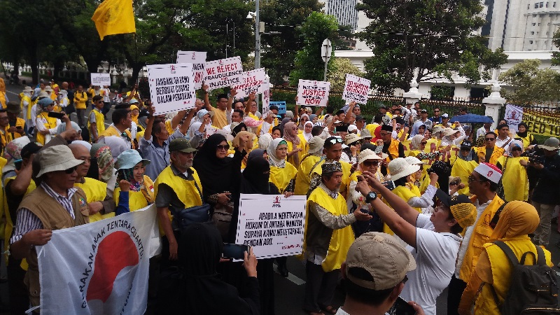 Demonstran berikan dukungan moril kepada Hakim Konstitusi
