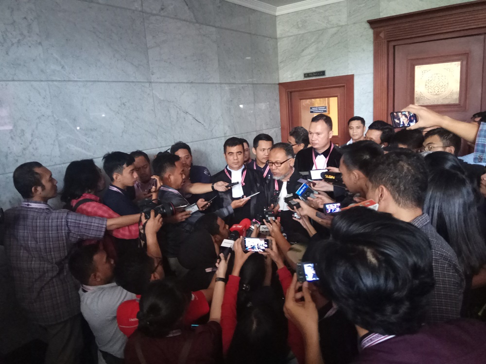Bambang Widjojanto sebut KPU terlalu percaya diri 