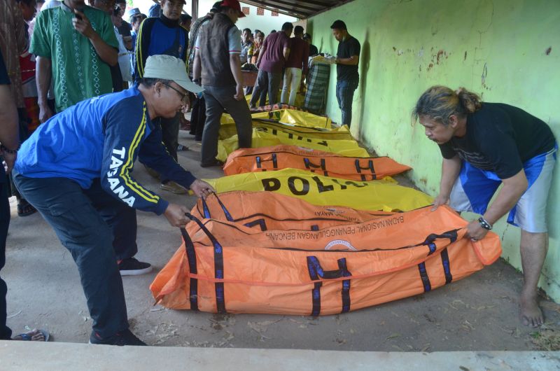 Tim SAR evakuasi dua jenazah korban kapal tenggelam Arim Jaya