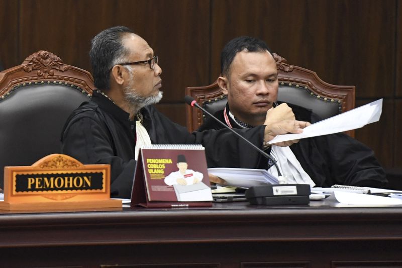 Tim Hukum Prabowo-Sandi tarik 30 kontainer alat bukti