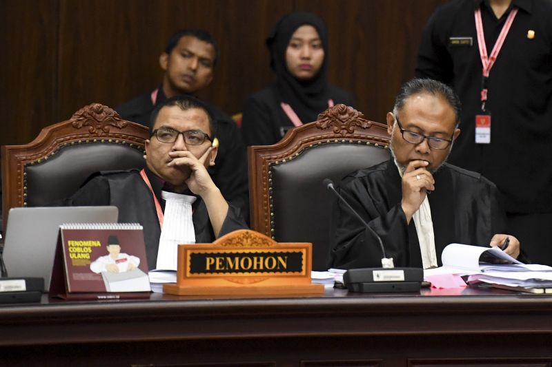 Kuasa hukum Prabowo kelelahan, MK baru akhiri sidang saat Subuh