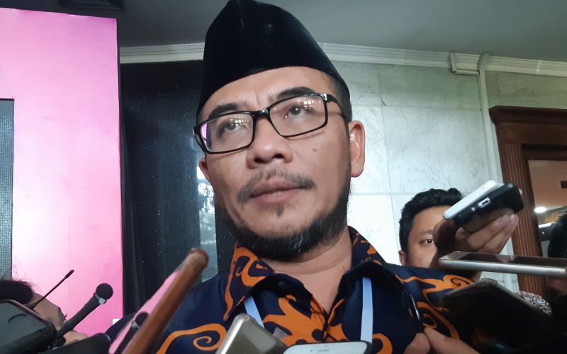 Kacamata hitam dan suara pelan saksi Prabowo-Sandi dipertanyakan