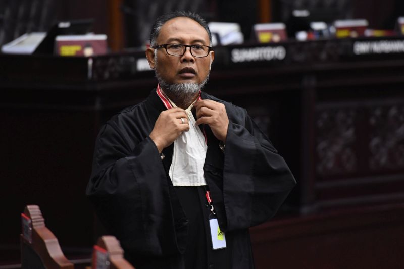 Mondar-mandir di sidang, Hakim MK tegur Bambang Widjojanto