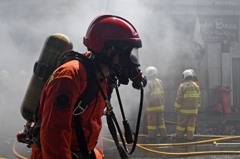 27 kendaraan pemadam kebakaran padamkan kebakaran Tambora