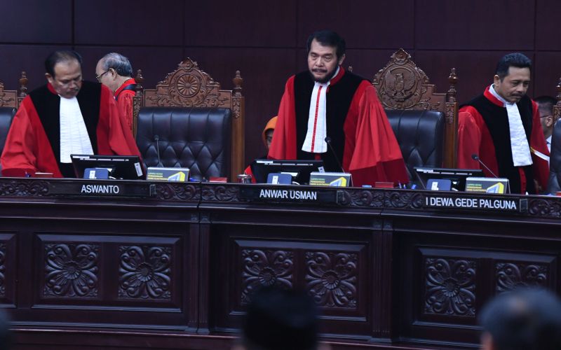 Kecewa, kuasa hukum Prabowo nyanyikan 'Panggung Sandiwara'