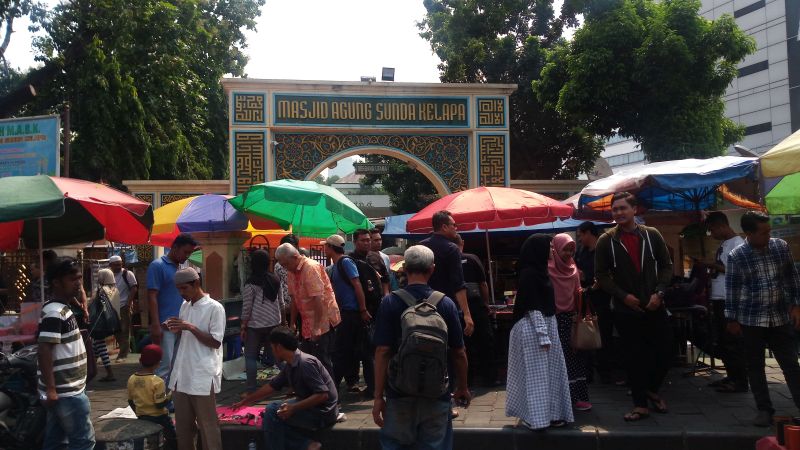 Pendukung 02 kumpul di Masjid Sunda Kelapa untuk demo 
