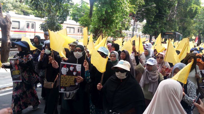 Berbendera kuning, pendukung Prabowo-Sandi unjuk rasa di Komnas HAM