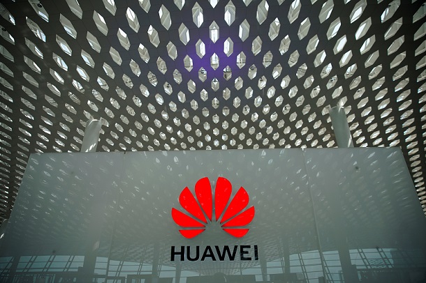Izinkan Huawei kembali berbisnis dengan perusahaan AS, Trump dikritik
