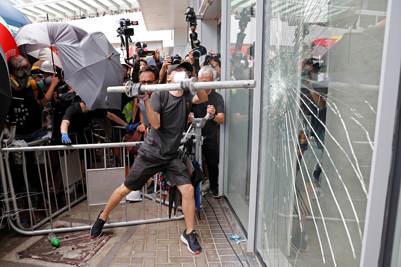 Demonstran memaksa masuk ke gedung Dewan Legislatif Hong Kong