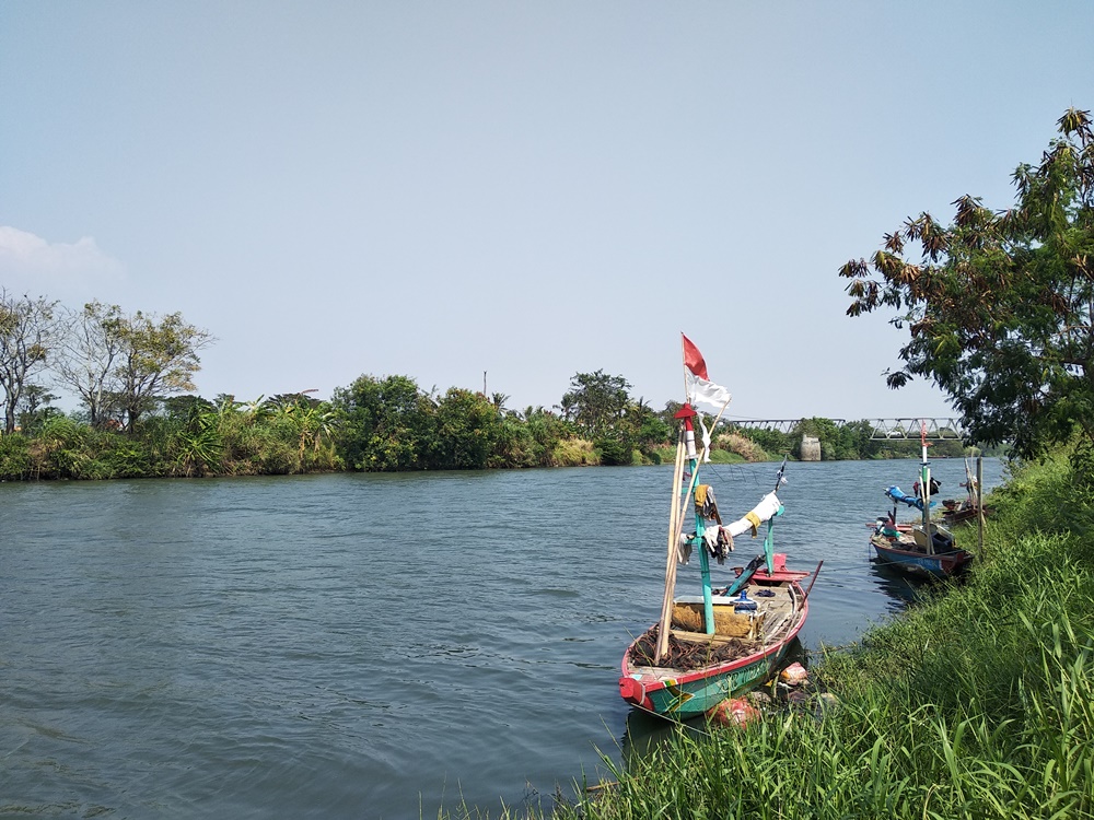 Sungai Ciujung menghitam diduga tercemar limbah pabrik  