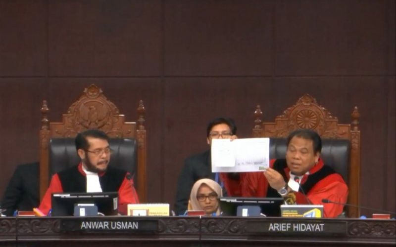 Barang bukti berantakan, Hakim Arief meradang 