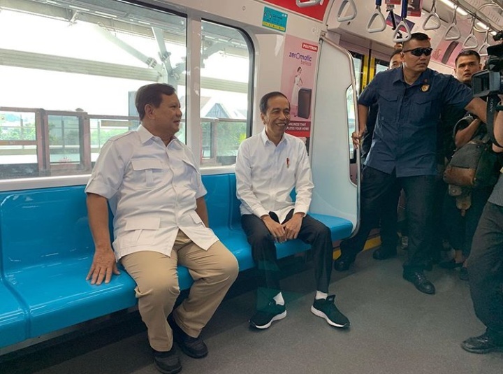 Pertama kali, Jokowi Prabowo bertemu di MRT 