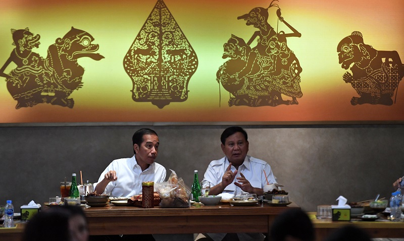 Arti di balik pertemuan Jokowi-Prabowo di MRT lalu makan sate