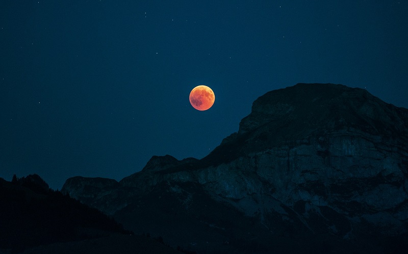 Gerhana bulan pada subuh ini dapat dilihat di seluruh RI