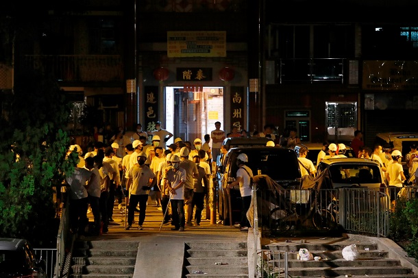Protes Hong Kong: Sekelompok orang serang stasiun kereta di Yuen Long