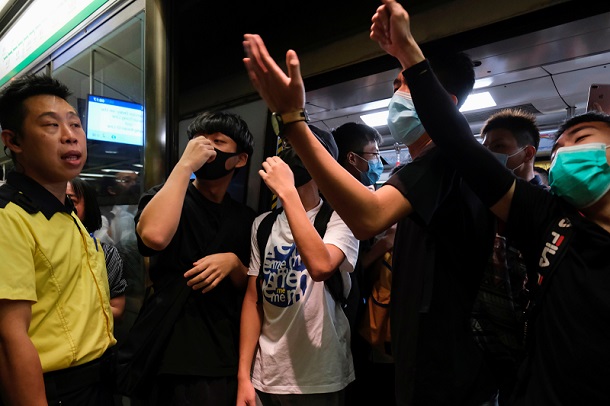 Pengunjuk rasa di Hong Kong targetkan layanan kereta