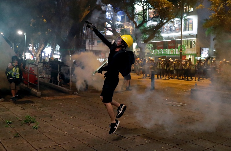 Pascabentrokan akhir pekan, Hong Kong berbenah